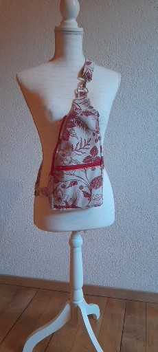 Petits sacs bandoulières colorés accrochés à un portemanteau