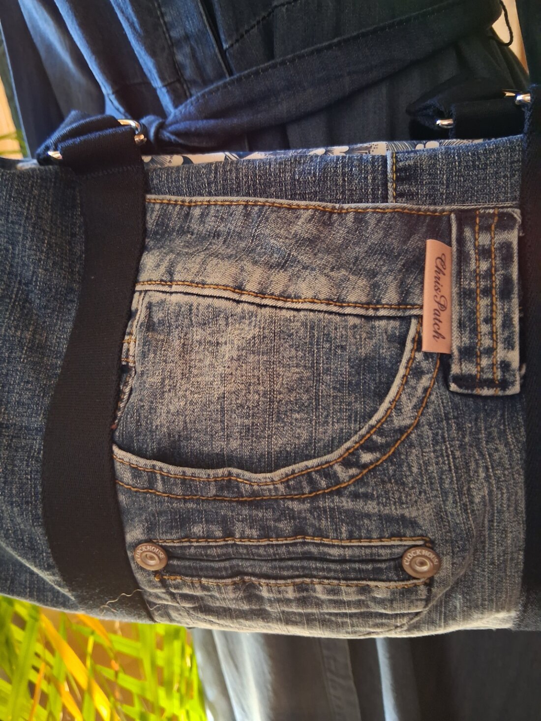 Sac Chrispatch coloré tenu avec soin entre les mains