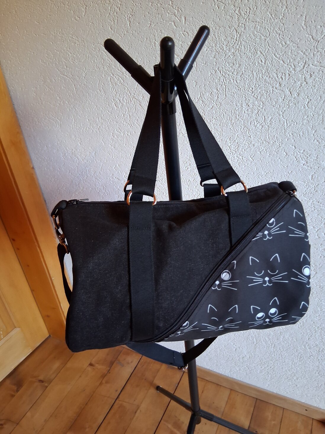 Sélection de sacs à main patchwork Chrispatch alignés sur une étagère